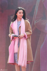 组图：范冰冰顶寒风华美亮相显女神范儿