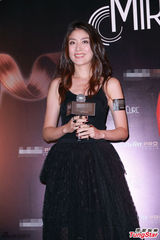 组图：陈慧琳吊带纱裙出镜 台上与萌萝莉互动