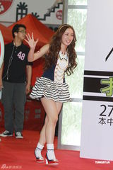 高清组图：AKB48三成员抵港宣传 签名会下场做评委