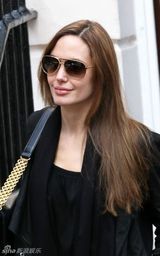 组图：安吉丽娜-朱莉现身印度餐厅 装扮一黑到底