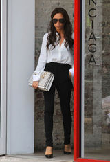 组图：贝嫂维多利亚帅气黑白配 抱小七出镜