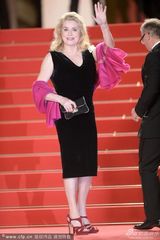 组图：凯莉-米洛鱼尾裙优雅 德纳芙老当益壮