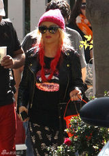 组图：克里斯蒂娜潮装出街 参加儿子万圣节派对