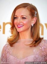 组图：艾美奖红毯 杰玛-梅斯薄纱粉裙透视诱惑