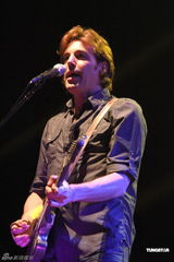 组图：杰森玛耶兹香港开唱 演唱会座无虚席