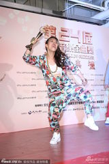 组图：葛仲珊获最佳新人奖 登台表演花裙抢镜