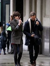 组图：海瑟薇冒雨低碳出行 与老公搭地铁秀恩爱