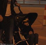 组图：林志颖携妻子全家现身 Kimi戴海军帽卖萌