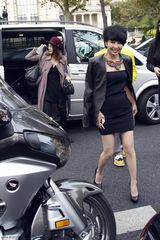 组图：许茹芸亮相巴黎秀场 获赞中性优雅风