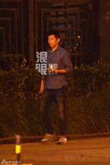 独家：夏雨宴请贵客 返座驾取红酒送礼难脱俗