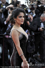 组图：海耶克戛纳携夫走秀 深V黑裙大秀傲人双峰