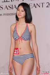 组图：亚姐泳装火辣秀胸 怪咖多女版王祖蓝现身