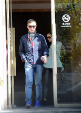 组图：黄志忠回京美女接机 亲密用餐