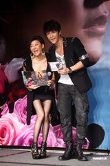 组图：汪东城生日蓝心湄送香吻 曝其“到处睡”