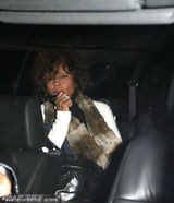 组图：休斯顿去世前被狗仔偷拍 面容憔悴似病重