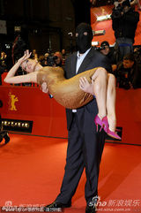 高清：《仰天长啸》首映 导演维多利亚被面具男抱起