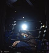 组图：袁泉不掩饰鱼尾纹 剧场拍摄胶片写真