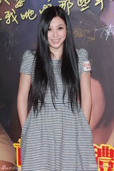 组图：温碧霞陈炜盛装斗性感 张智霖蓝恤衫亮相