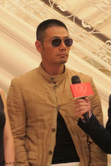 组图：邵兵亮相华谊时尚夜与宁财神热聊