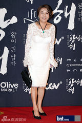 组图：李秉宪韩孝珠等亮相《光海》红毯秀