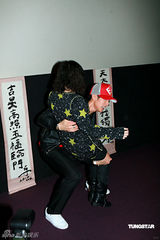 幻灯：吴尊喜迎新年 现场书写春联与影迷熊抱