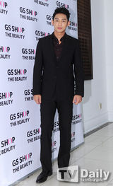 组图：Rainbow高佑丽出席活动展无赘肉身材