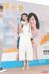 组图：孙燕姿产后捞金白衣裤裙保养得宜