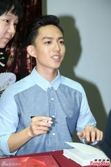 组图：林宥嘉出席新书签售 不承认与邓紫棋游学