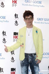 组图：黄秋生带儿子拍电影 杨千嬅力挺任贤齐