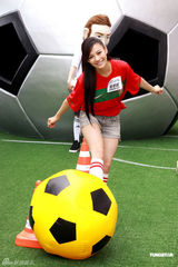 幻灯图：江若琳变身足球宝贝 否认与陈键锋交往