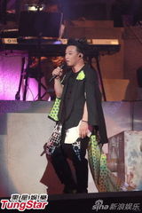 组图：陈奕迅开唱造型似黑山老妖 少说话多唱歌