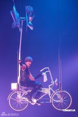 幻灯图：罗志祥个唱舞动红馆 杨丞琳任嘉宾遭强吻