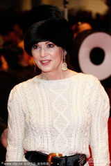 组图：柏林电影节开幕 女星波本毛衣混搭蕾丝裙