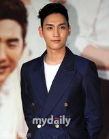 组图：郑柔美高斗心等宣传《妈妈的庭院》