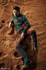 高清组图：韩星玄彬拍户外服广告 不惧风雨水火