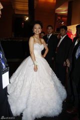 高清图：罗海琼费麒携手入会场 新娘大方秀婚纱造型