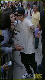 组图：比伯秀新玫瑰纹身与粉丝合照摆酷