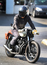 组图：帅哥瑞恩-雷诺兹婚后独自出门健身