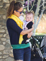 高清图：杰西卡-阿尔芭享受亲子时光小女儿可爱