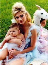 组图：超模凯特-阿普顿田园写真双峰高耸笑容甜美