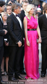 组图：邓斯特戛纳走秀紫红裙装简约亲切