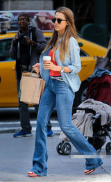 组图：阿尔芭带小女游动物园 囧娃二号专心啃手