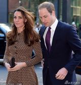 组图：凯特王妃黑丝美腿踩高跟不畏寒冬