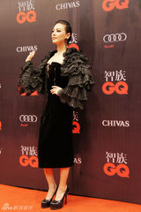 组图：张雨绮出席GQ盛典范儿足 与徐克后台畅聊