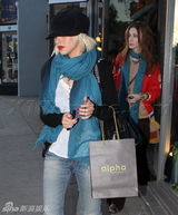 幻灯图集：克里斯蒂娜有惊无险 撞车后依旧购物