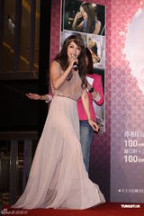 组图：萧亚轩田园风长裙亮相孙芸芸秀美腿抢镜