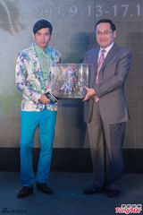 组图：周杰伦带病宣传巡演 花西服帅气抢镜