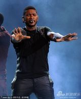 组图：亚瑟小子深情开唱 捂耳伸手表情纠结