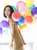 高清图：王珞丹优雅登封面 自称要做感受当下的旅人