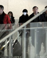 组图：刘诗诗全副武装低调出行 口罩遮面无人识